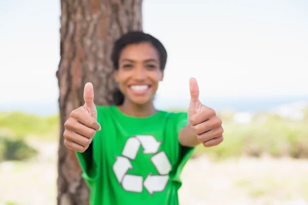 Ativista ambiental bonita mostrando polegares para cima — Fotografia de Stock