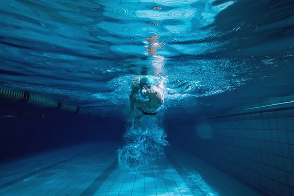 Fitter Schwimmer trainiert selbst — Stockfoto