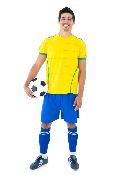 Fotbollsspelare i gult med boll — Stockfoto