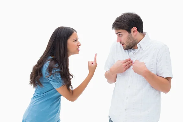 Morena enojada gritándole a su novio — Foto de Stock