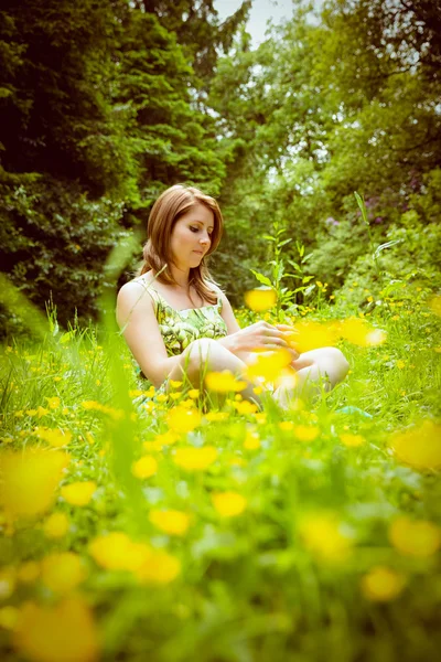 Thoughtful woman relaxing in field — Stock Photo, Image