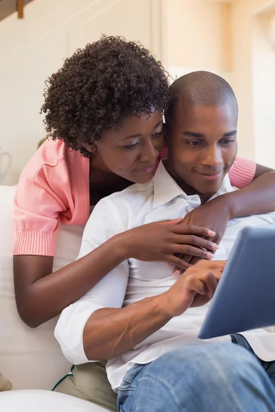 Söta par avkopplande soffan med laptop — Stockfoto