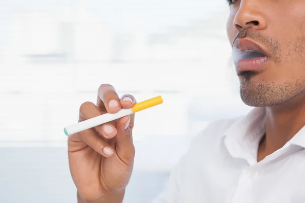 Affärsman röka en elektronisk cigarett — Stockfoto