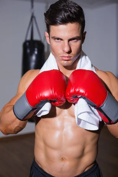 Boxeador musculoso sin camisa en postura defensiva — Foto de Stock