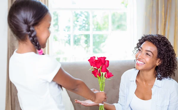 Hübsche Mutter mit ihrer Tochter, die Rosen anbietet — Stockfoto