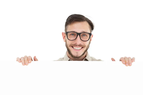 Geeky hipster mostrando cartaz sorrindo para a câmera — Fotografia de Stock