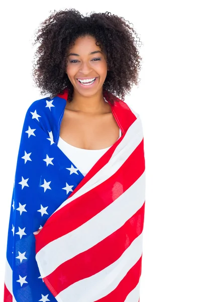 Hezká dívka zabalená do americké vlajky na kameru — Stock fotografie