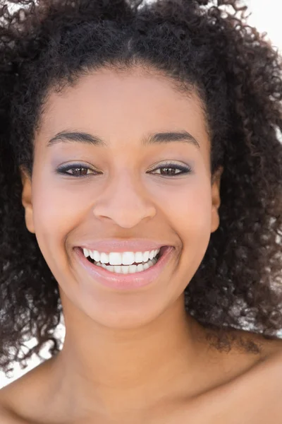 Menina bonita com penteado afro sorrindo para a câmera — Fotografia de Stock