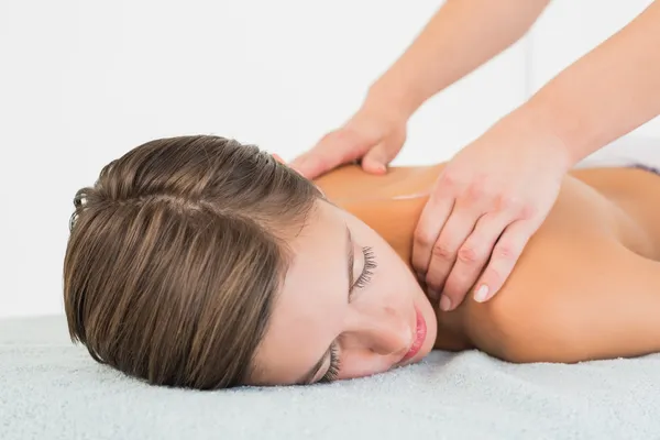 Aantrekkelijke jonge vrouw ontvangen schouder massage — Stockfoto