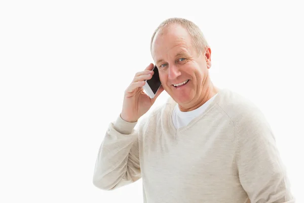 Gelukkig volwassen man op de telefoon — Stockfoto