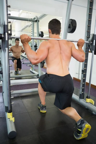 光着膀子在健身房举杠铃的肌肉男 — 图库照片