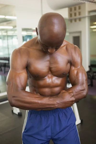 Shirtless muscular man flexing muscles — Stock Photo, Image