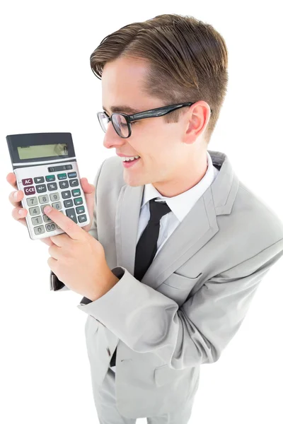 Geeky sonriente hombre de negocios mostrando calculadora —  Fotos de Stock