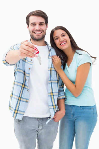 Glückliches junges Paar mit neuem Hausschlüssel — Stockfoto