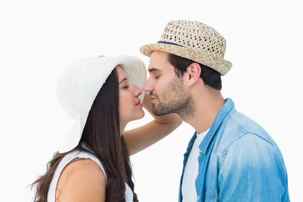 Счастливая пара хипстеров собирается поцеловаться — стоковое фото