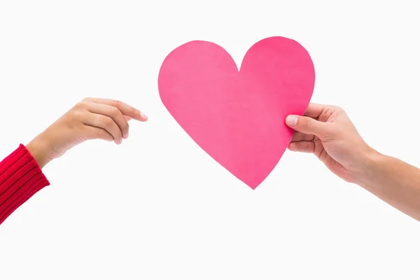 Man passerar kvinnan rosa hjärta — Stockfoto