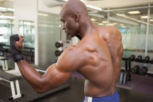 Muskulöser Boxer in Abwehrhaltung im Fitnessstudio — Stockfoto