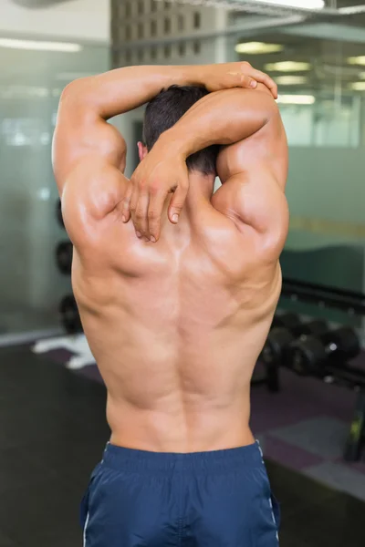 Vista trasera de un culturista en el gimnasio — Foto de Stock