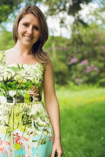 Linda joven mujer de pie en el campo — Foto de Stock