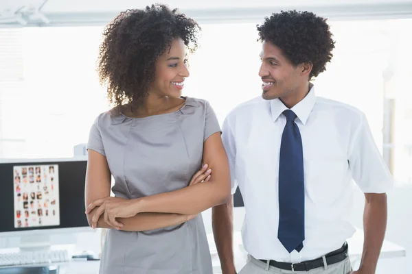 Equipo editorial joven sonriendo juntos — Foto de Stock