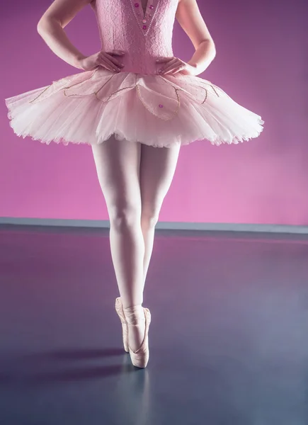 Anmutige Ballerina steht en pointe — Stockfoto