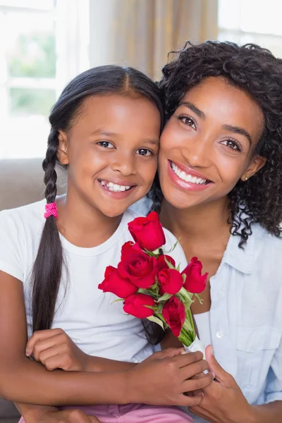 Bonita madre con su hija sosteniendo rosas — Foto de Stock