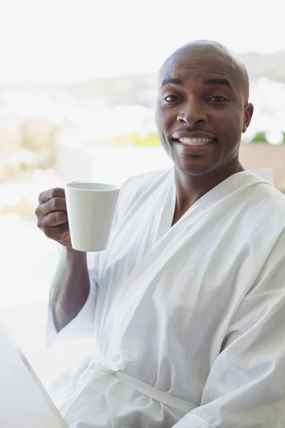 Bonito homem de roupão tomando café fora — Fotografia de Stock