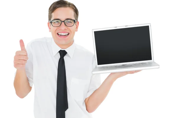 Geeky Geschäftsmann hält seinen Laptop und zeigt Daumen nach oben — Stockfoto