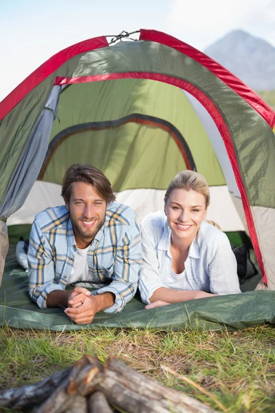 Couple couché dans leur tente souriant — Photo