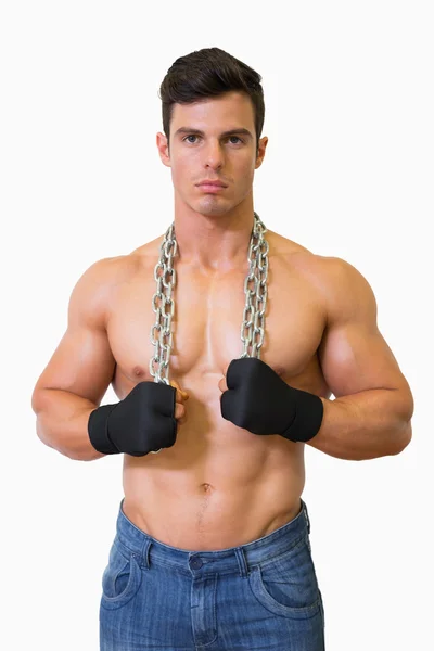Ritratto di un giovane uomo muscoloso senza camicia serio — Foto Stock