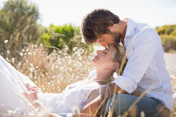 Couple relaxant à la campagne — Photo