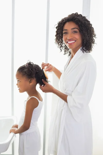 Hübsche Mutter bürstet ihren Töchtern die Haare — Stockfoto