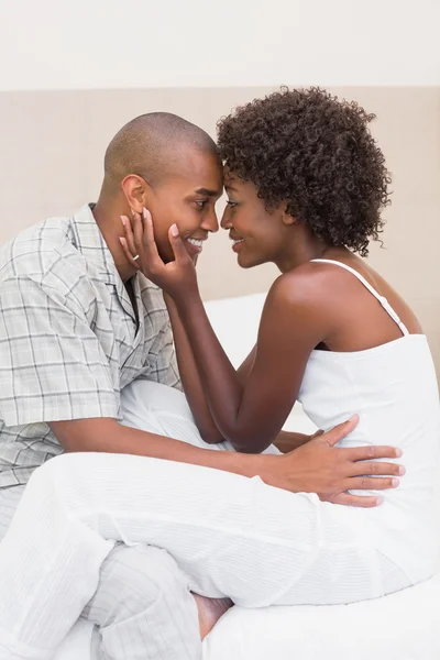 Casal feliz mostrando carinho na cama — Fotografia de Stock