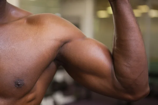 Uomo muscolare flessione dei muscoli — Foto Stock