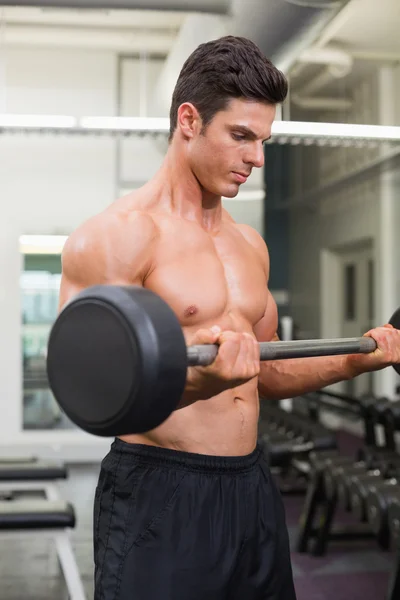 Shirtless homem muscular levantando barbell — Fotografia de Stock