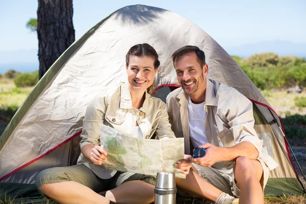 Couple regardant la carte en dehors de la tente — Photo