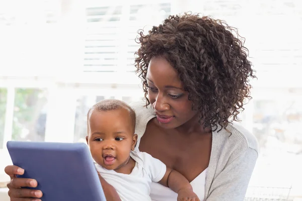 Madre feliz usando tableta pc con bebé niño —  Fotos de Stock