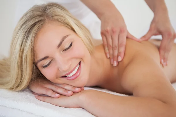 Hübsche Blondine genießt eine Massage — Stockfoto