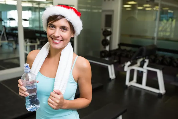 Brunette in Kerstman hoed glimlachen op de camera passen — Stockfoto