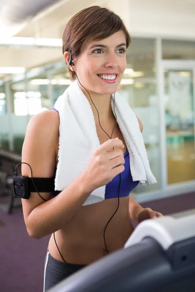 Fit Brünette läuft auf dem Laufband — Stockfoto