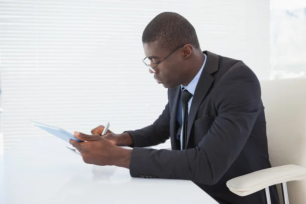 Seriöser Geschäftsmann arbeitet mit seinem Tablet — Stockfoto