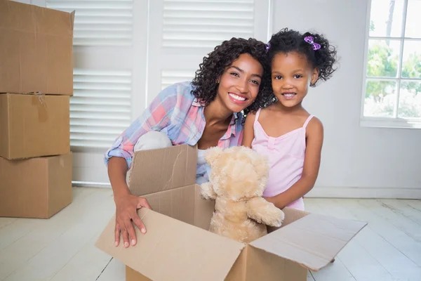 Hija desempacando su peluche — Foto de Stock