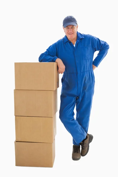 Šťastný dodací muž, který držel krabici — Stock fotografie