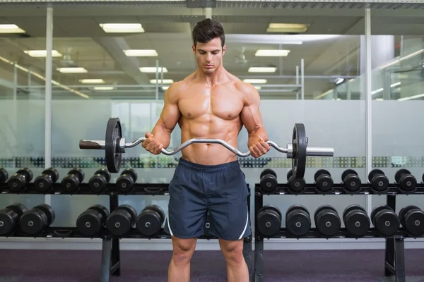 Hombre musculoso sin camisa levantando barra en el gimnasio —  Fotos de Stock