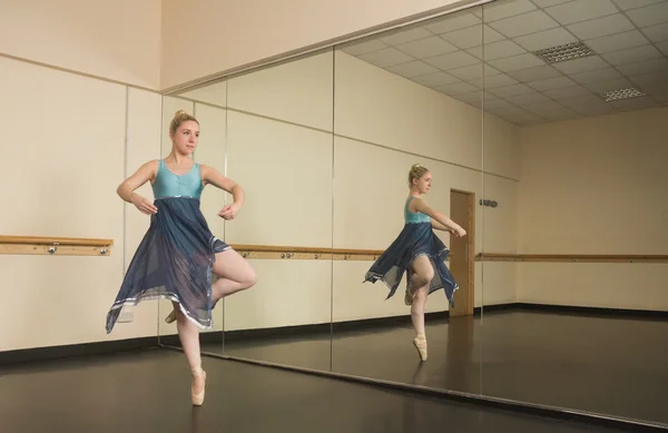 Schöne Ballerina, die vor dem Spiegel tanzt — Stockfoto