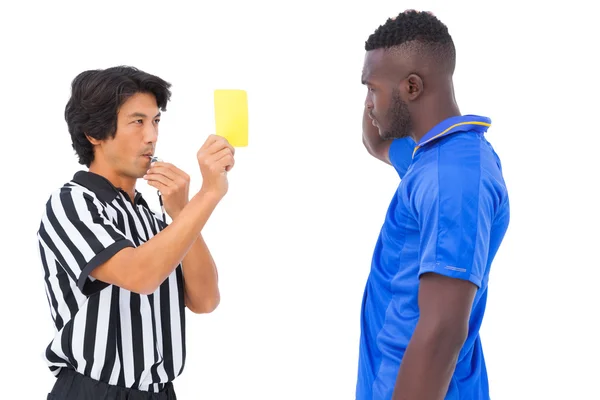 Árbitro mostrando cartão amarelo para jogador de futebol — Fotografia de Stock