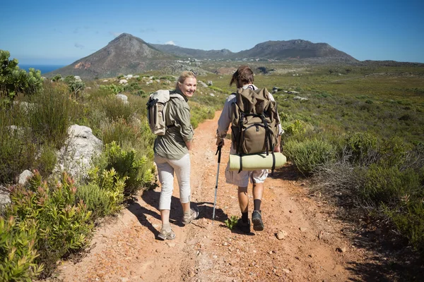 Paar lopen op berg terrein — Stockfoto