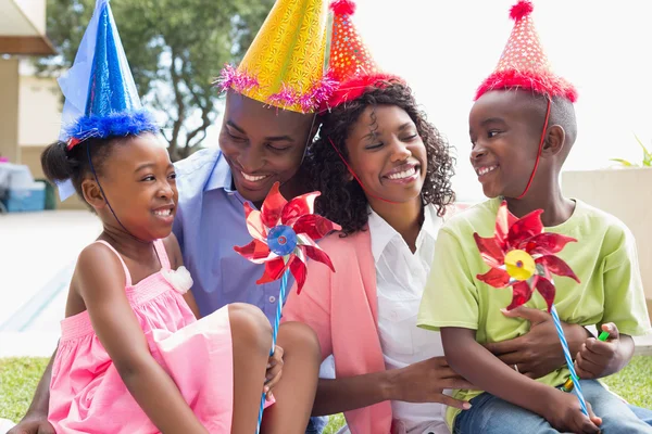 Boldog család ünnepli a születésnapját — Stock Fotó