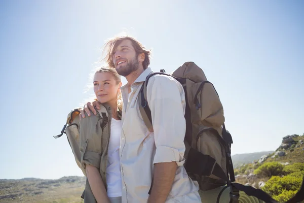 Pareja de pie en terreno de montaña — Foto de Stock