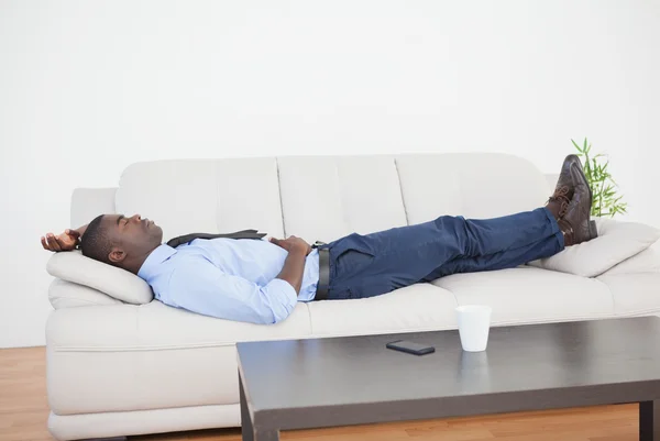 Hombre de negocios cansado acostado en el sofá — Foto de Stock